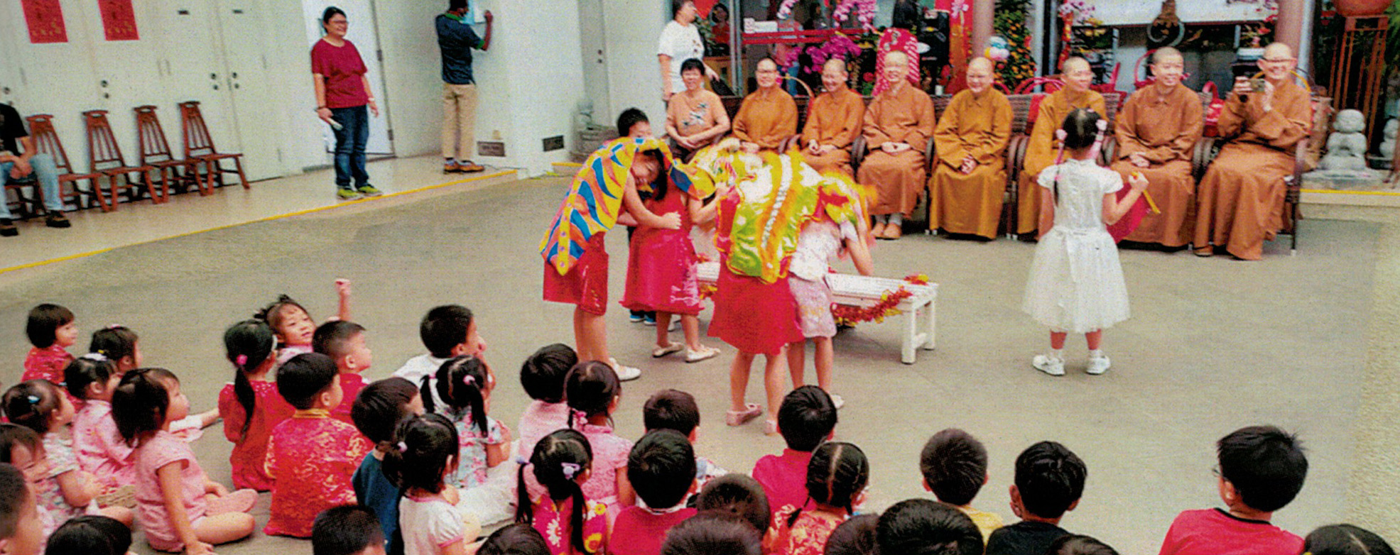 children performing lion dance